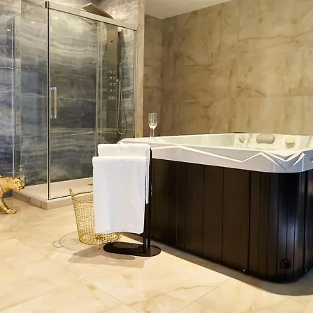 Golden Junior - Jacuzzi شقة